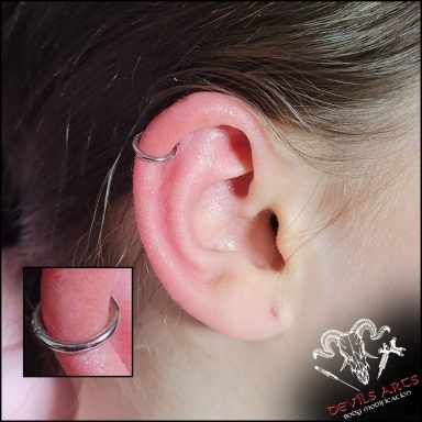 Helix-Piercing mit Segmentring-Clicker am Ohr.