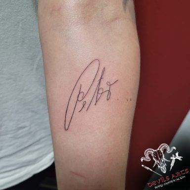 Gedenk-Tattoo Fineline Schriftzug/Unterschrift Fineline Gedenk-Tattoo mit handschriftlicher Unterschrift am Unterarm.