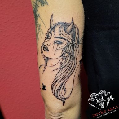 Dämonin – Black & Grey Tattoo Dämonin Tattoo in Black & Grey Porträt am Unterarm.