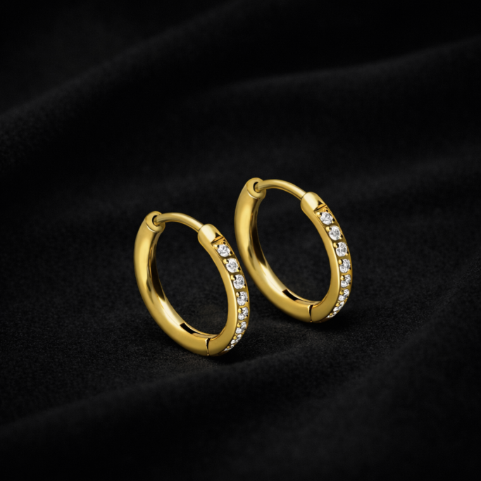 Goldene Creolen mit Steinbesatz auf schwarzem Stoff – DEVILS-ARTS.SHOP