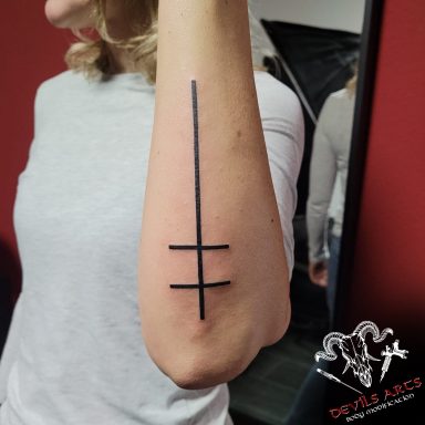 Marilyn Manson Tattoo Marilyn-Manson-Symbol Tattoo in Blackwork am Ellenbogen.