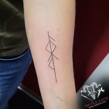 Bindrune Tattoo aus Ansuz, Othala und Thurisaz am Unterarm.