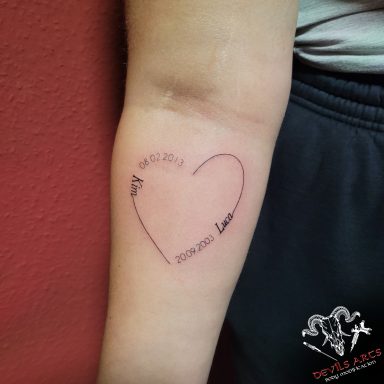 Fineline-Herz Tattoo mit Namen und Geburtsdaten der Geschwister – DEVILS-ARTS Emmelshausen