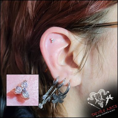 Outer-Conch-Piercing Flat-Piercing mit Kristallblume