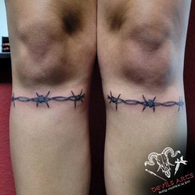 Stacheldraht Black&Grey Tattoo Black & Grey Tattoo mit Stacheldrahtmotiv unter beiden Knien.