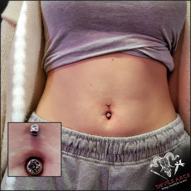 Bauchnabelpiercing mit silbernem Bauchnabelstecker und zwei Kristallen.