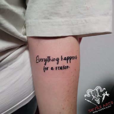 Schriftzug-Tattoo "Everything happens for a reason" Schriftzug Tattoo „Everything happens for a reason“ in Fineline am Unterarm.