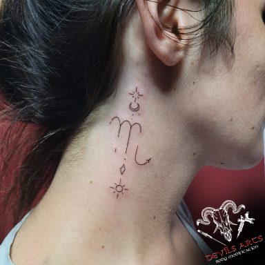 Fineline Sternzeichen-Tattoo Skorpion Fineline Sternzeichen Skorpion Tattoo mit Symbolen am Hals.