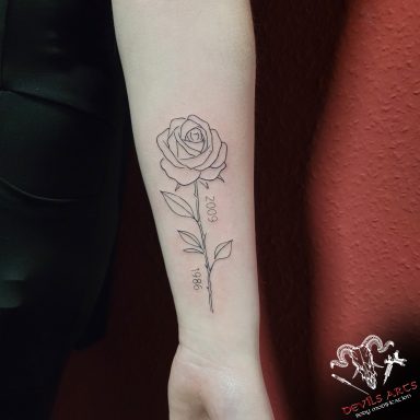 Linework Rosen-Tattoo am Unterarm mit feinen Datumsdetails.