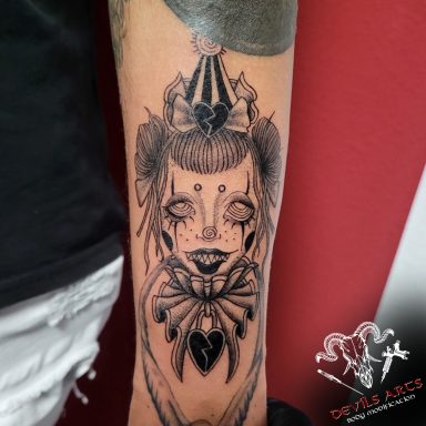 Horrorclown Black&Grey Tattoo Horrorclown Black-&-Grey Tattoo mit gebrochenem Herz und illustrativen Details auf dem Unterarm.