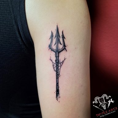 Dreizack-Tattoo in Distressed Black & Grey am hinteren Oberarm, gestochen im DEVILS-ARTS Studio.