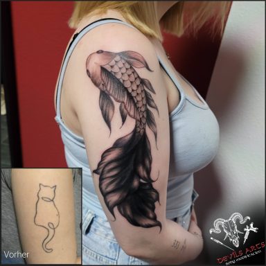 Black & Grey Fisch Cover-up Tattoo am Oberarm mit Vorher-Bild eines alten Katzen-Tattoos