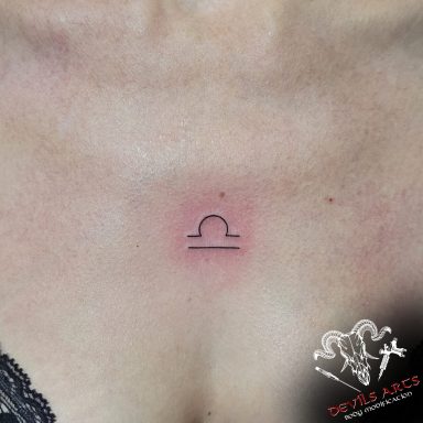 Fineline Sternzeichen-Tattoo Waage Fineline Sternzeichen Waage Tattoo minimalistisch auf der Brust.