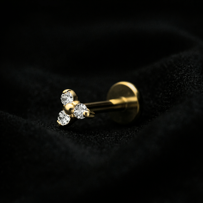 Goldenes Labret mit klarem Dreier-Steinbesatz auf schwarzem Stoff – DEVILS-ARTS.SHOP