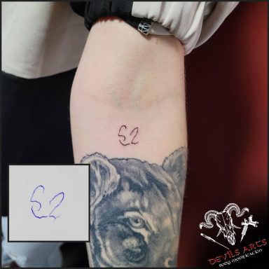 Fineline Herz-Tattoo. Vom Großvater der Kundin gezeichnet Kleines Fineline Herz-Tattoo nach handgezeichneter Vorlage am Unterarm.