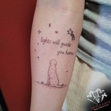 Selbst gezeichnete Sterne, Hund & Fineline Schriftzug Fineline Hunde-Tattoo mit Schriftzug „lights will guide you home“ und von Familienmitgliedern selbst gezeichneten Sternen am Unterarm