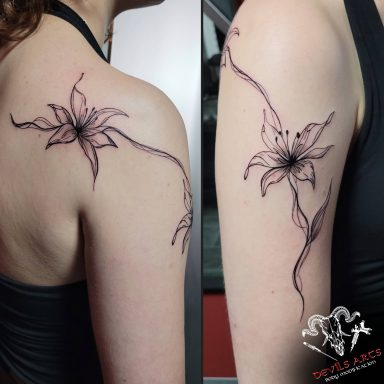 Florales Linework Tattoo mit Blumen & Ranken Florales Linework Tattoo mit Blumen und geschwungenen Ranken über Schulter, Rücken und Oberarm von DEVILS-ARTS Emmelshausen
