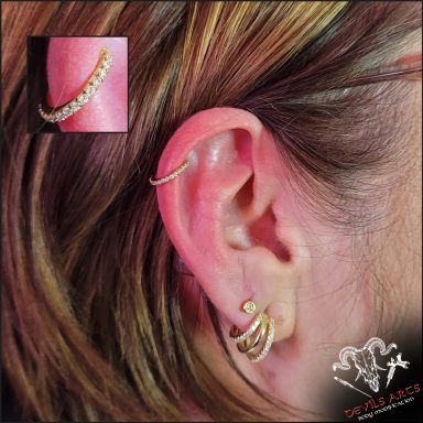 Helix-Piercing mit Kristallrand-Clicker am Ohr.