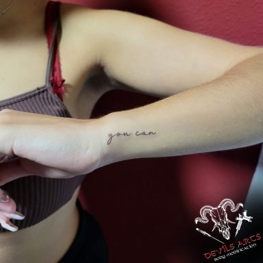 Schriftzug Fineline-Tattoo Fineline Schriftzug Tattoo „you can“ auf dem Handgelenk.
