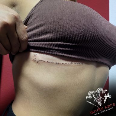 Schriftzug Fineline-Tattoo Fineline Schriftzug Tattoo „you are so much more“ mit kleinen Herzmotiven seitlich am Oberkörper.