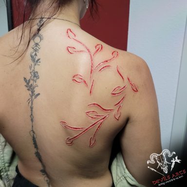 Florales Cutting / Scarification mit Blättern und Ranken am oberen Rücken – DEVILS-ARTS Emmelshausen