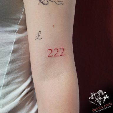222 Engelszahl Tattoo Rotes 222 Engelszahl Tattoo oberhalb der Ellenbeuge am unteren Bizeps bei DEVILS-ARTS in Emmelshausen