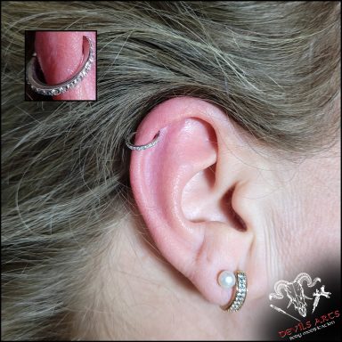 Helix-Piercing mit Kristallrand-Clicker am Ohr.