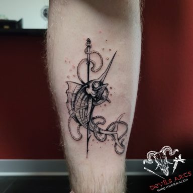 Schwertfisch Black&Grey Tattoo Schwertfisch Tattoo in Black & Grey mit Seil und Anker-Motiv am Unterschenkel.